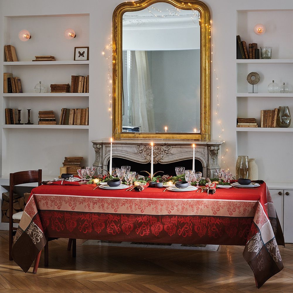 Garnier-Thiebaut Tablecloth - Couronne De Noel Rouge - GS - different sizes Garnier-Thiebaut Tablecloth - Couronne De Noel Rouge - GS - different sizes
